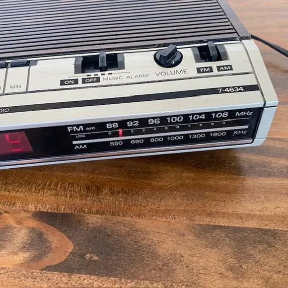 Vintage General Electric GE AM/FM Alarm Clock Radio Wood Grain- WORKS - Picture 3 of 7